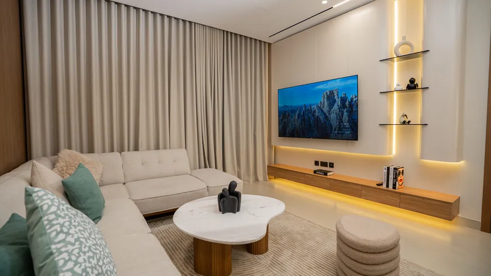 Tulip Oasis 11: interior living, photo 2 of 12