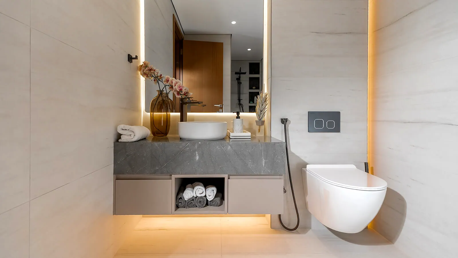 Tulip Oasis 11: interior bathroom, photo 11 of 12