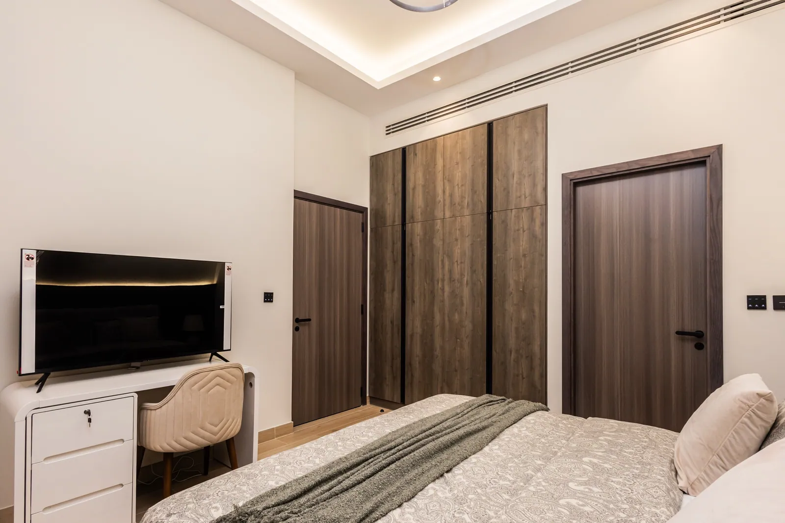 Symbolic Aura: interior bedroom, photo 9 of 12